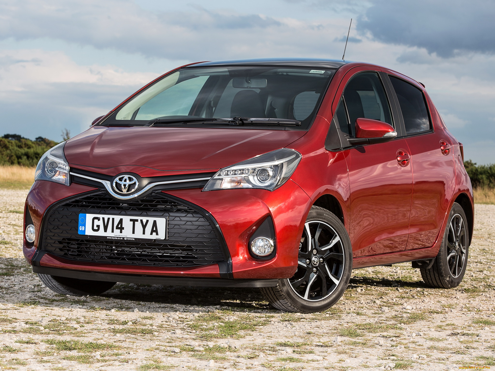 Тойота Yaris 2014